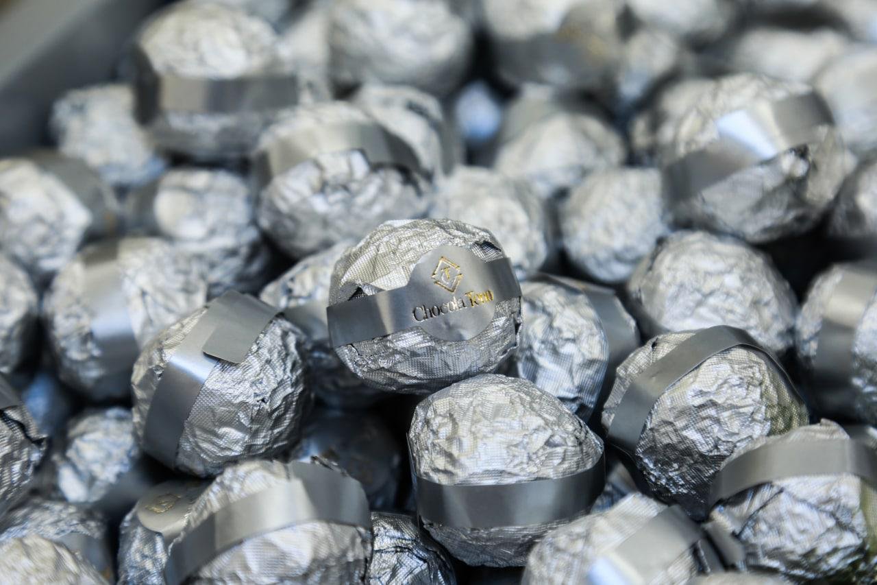 شوكولا بيضا مغطاة جوز هند محشية بنظق وكريم حليب