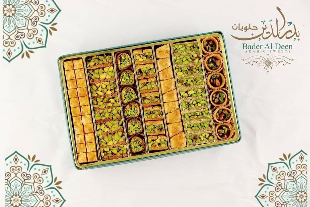 علبة من الحلويات العربية