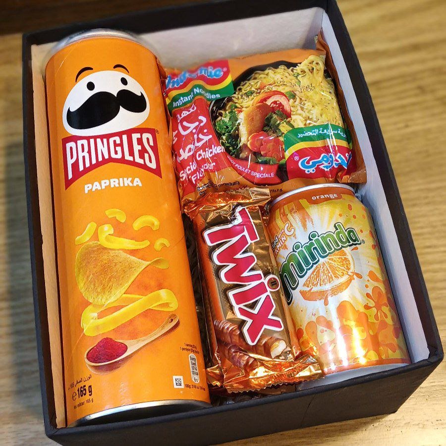 تنسيقة شوكولا و شيبسات لون orange 2