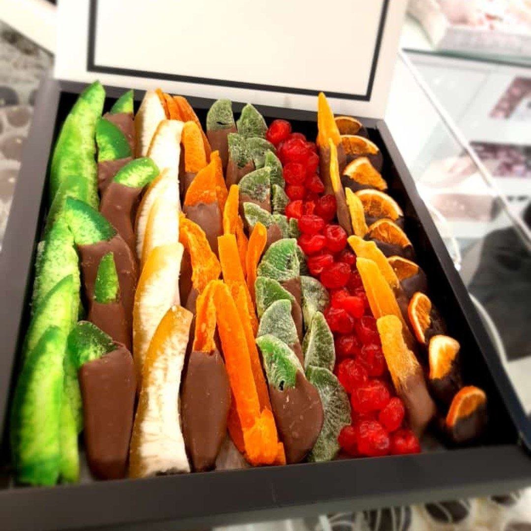 علبة فواكه استوائية مجففة