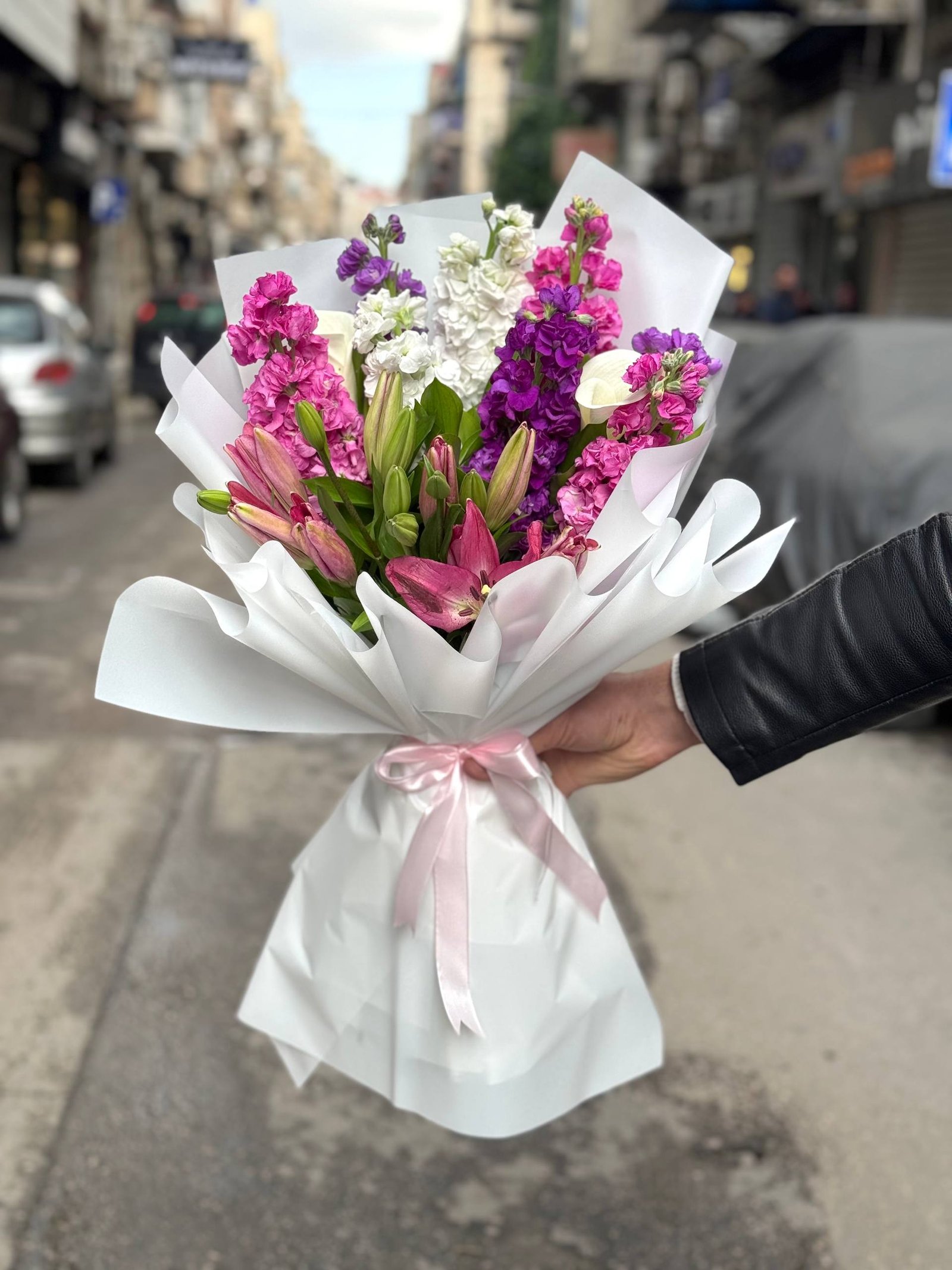 باقة ورد ملون منتور و ليليوم