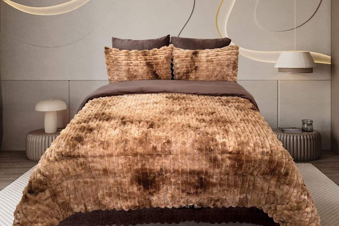 طقم لحاف فرو مقلم مجوز