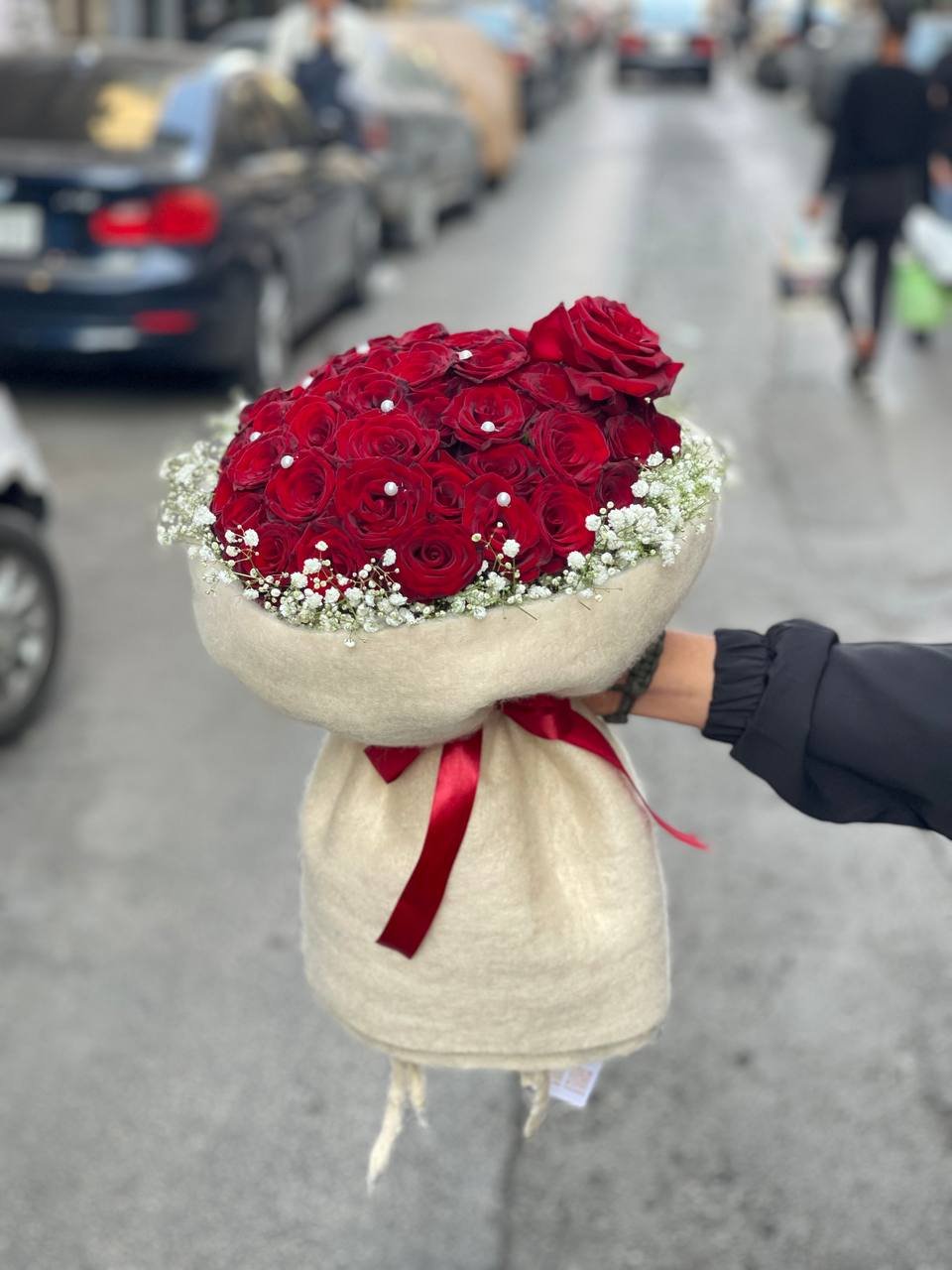 باقة جوري مع سكارف بيج