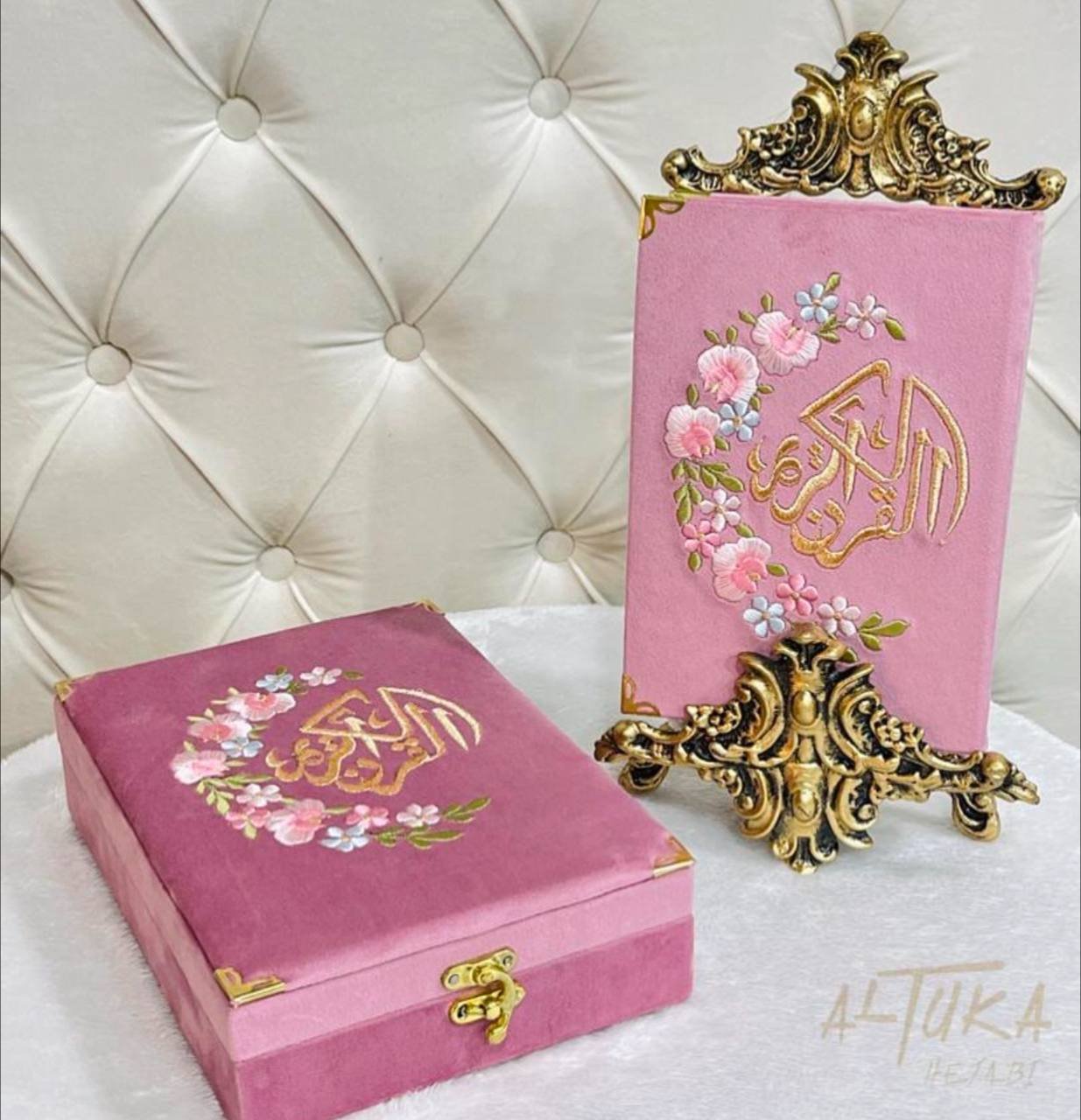 مصحف مع قاعدة نحاسية