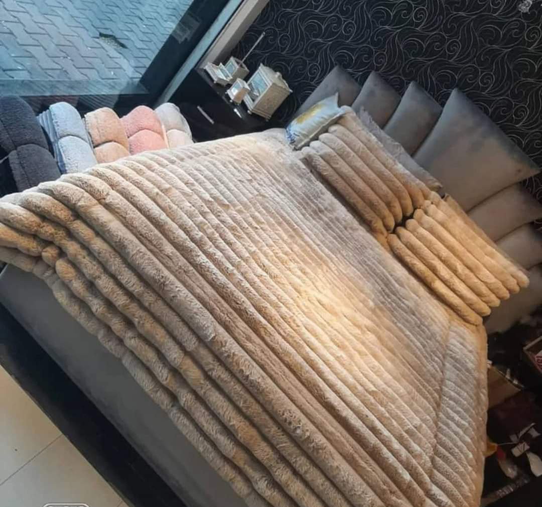 طقم لحاف فرو مقلم مفرد